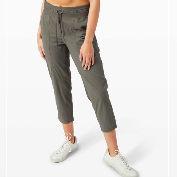 lululemon athletica Pants - Lululemon dance studio crop size 6